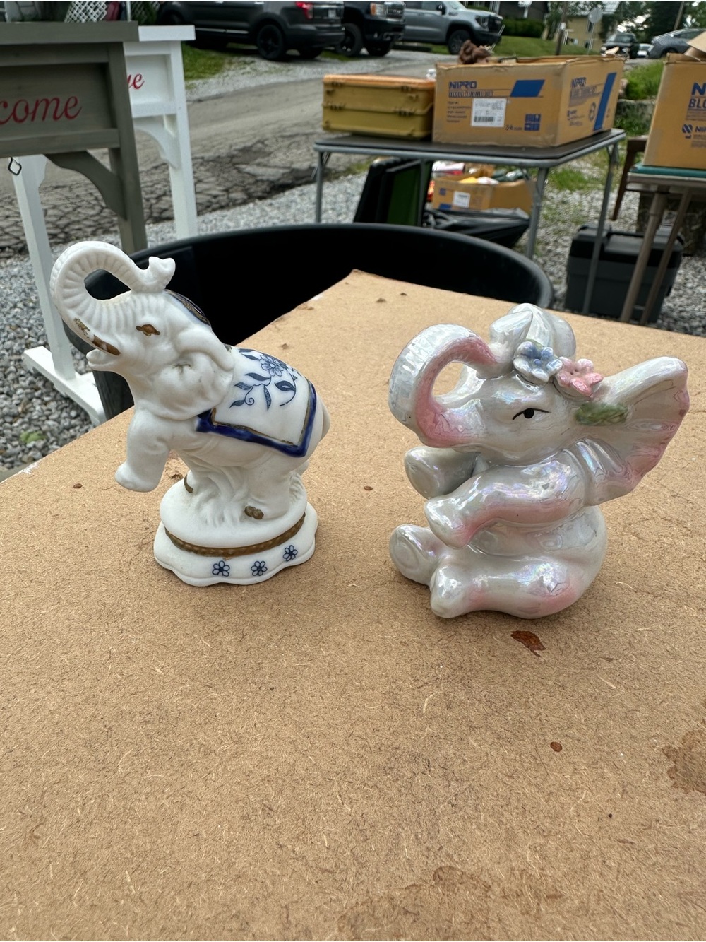 Pair of vintage ceramic elephant trinkets, trunks up - Picture 2 of 3